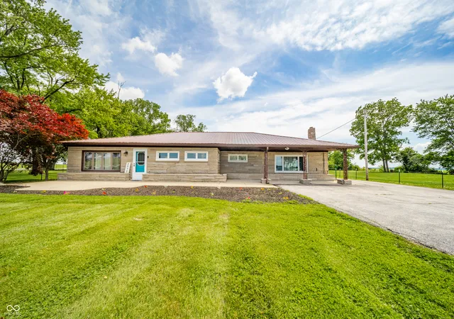 Photo 2 of Single family home for sale at 2513 W 300 South, Shelbyville, IN 46176 | MLS# 22101386 | Listing updated on 2026-09-30