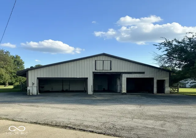 Photo 2 of Single family home for sale at 2513 W 300 South, Shelbyville, IN 46176 | MLS# 22101386 | Listing updated on 2026-10-27