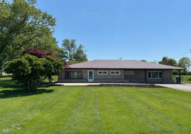 Photo 3 of Single family home for sale at 2513 W 300 South, Shelbyville, IN 46176 | MLS# 22101386 | Listing updated on 2026-09-30