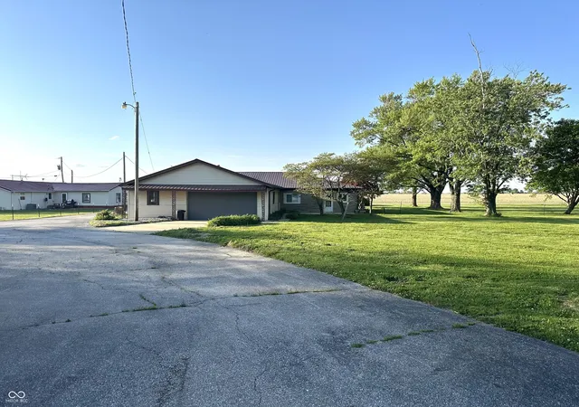 Photo 3 of Single family home for sale at 2513 W 300 South, Shelbyville, IN 46176 | MLS# 22101386 | Listing updated on 2026-10-27