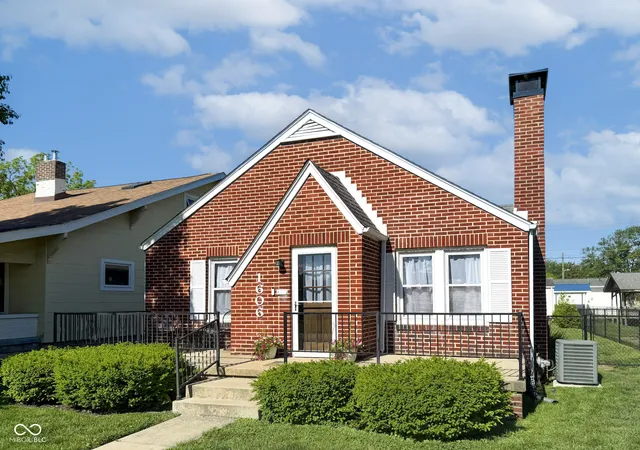 Homes for sale in Columbus, IN | 1606 California St, Columbus, IN 47201 | MLS# 22101405