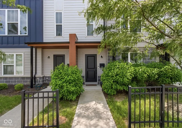 Homes for sale in Indianapolis, IN | 2945 Bolton Square Blvd, Indianapolis, IN 46222 | MLS# 22101415