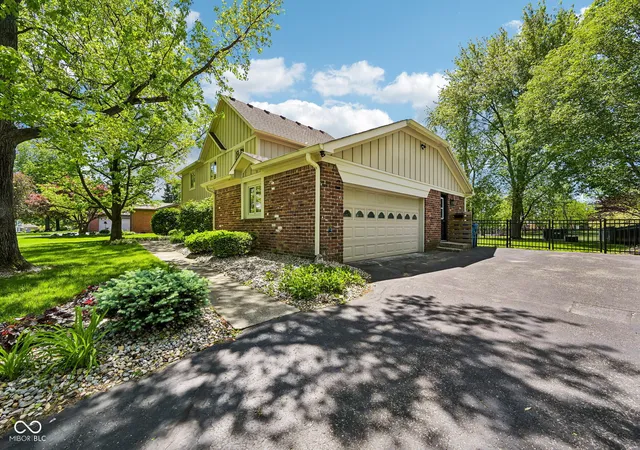 Photo 3 of Single family home for sale at 407 Oxford Dr, Noblesville, IN 46062 | MLS# 22101439 | Listing updated on 2026-09-02