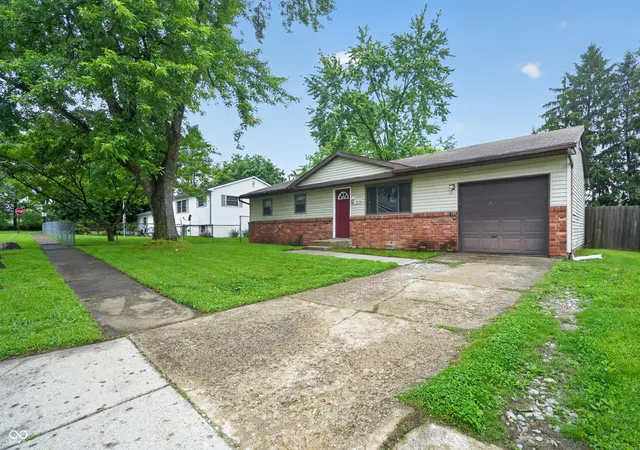 Homes for sale in Indianapolis, IN | 5434 Norcroft Dr, Indianapolis, IN 46221 | MLS# 22101477