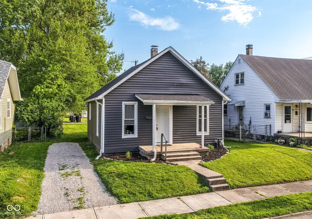 Photo 3 of Single family home for sale at 1525 W 5th Street, Anderson, IN 46016 | MLS# 22101713 | Listing updated on 2026-10-01