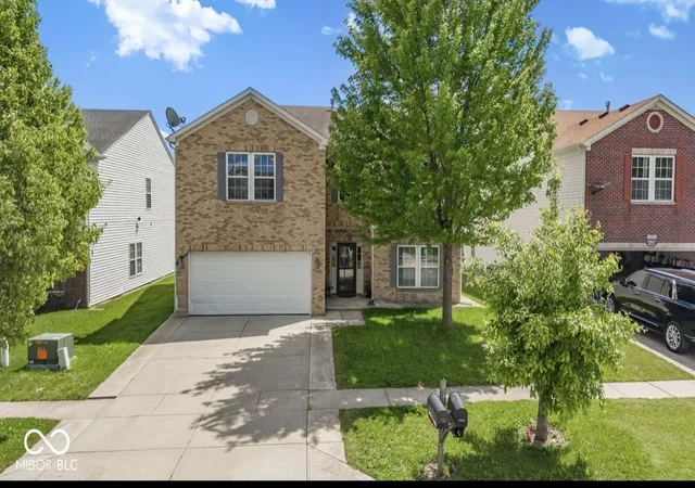 Photo 1 of Single family home for sale at 2951 Hearthside Dr, Greenwood, IN 46143 | MLS# 22101846 | Listing updated on 2026-10-22