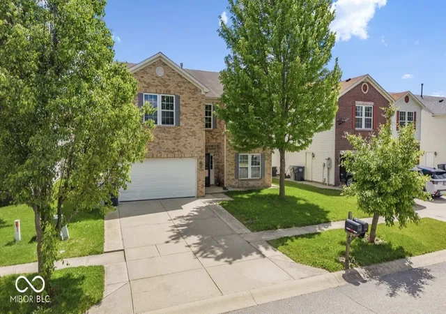 Photo 2 of Single family home for sale at 2951 Hearthside Dr, Greenwood, IN 46143 | MLS# 22101846 | Listing updated on 2026-10-22