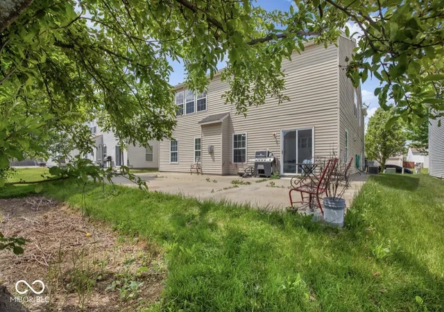 Photo 3 of Single family home for sale at 2951 Hearthside Dr, Greenwood, IN 46143 | MLS# 22101846 | Listing updated on 2026-10-22
