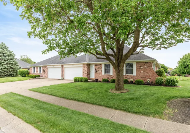 Photo 1 of Sale Pending at 811 S School St, Brownsburg, IN 46112 | MLS# 22101854 | Listing updated on 2026-09-24