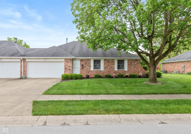 Photo 2 of Sale Pending at 811 S School St, Brownsburg, IN 46112 | MLS# 22101854 | Listing updated on 2026-09-24