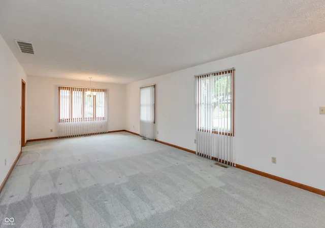 Photo 3 of Sale Pending at 811 S School St, Brownsburg, IN 46112 | MLS# 22101854 | Listing updated on 2026-09-24