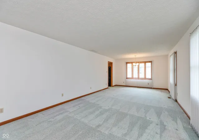 Photo 3 of Sale Pending at 811 S School St, Brownsburg, IN 46112 | MLS# 22101854 | Listing updated on 2026-09-24