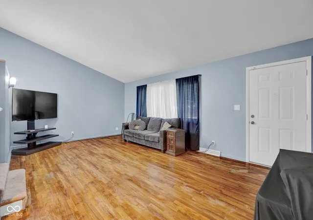 4th image of 3042 Fairlawn Dr, Columbus, IN 47203 | MLS# 22102006