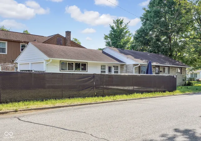 Homes for sale in Columbus, IN | 2019 19Th St, Columbus, IN 47201 | MLS# 22102025