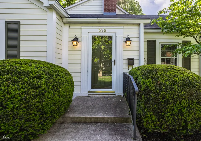 2nd image of 385 S Sixth St, Zionsville, IN 46077 | MLS# 22102031