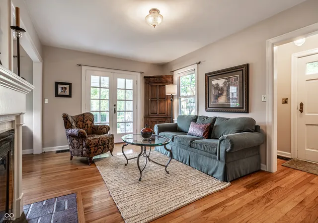 3rd image of 385 S Sixth St, Zionsville, IN 46077 | MLS# 22102031