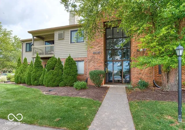 Homes for sale in Indianapolis, IN | 4391 Village Parkway Cir W #5, Indianapolis, IN 46254 | MLS# 22102337