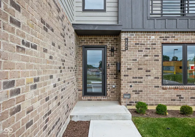 2nd image of 326 N Summit St, Indianapolis, IN 46201 | MLS# 22102990