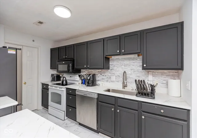 Homes for sale in Indianapolis, IN | 8750 Yardley Ct #202, Indianapolis, IN 46268 | MLS# 22103107