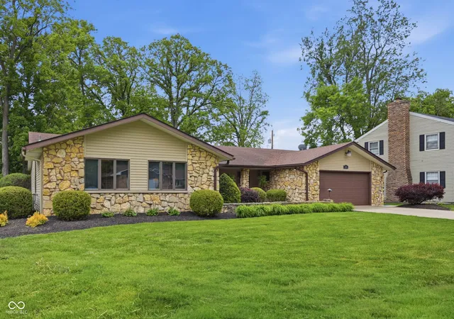 Homes for sale in Muncie, IN | 2215 W Woodmont Dr, Muncie, IN 47304 | MLS# 22103174