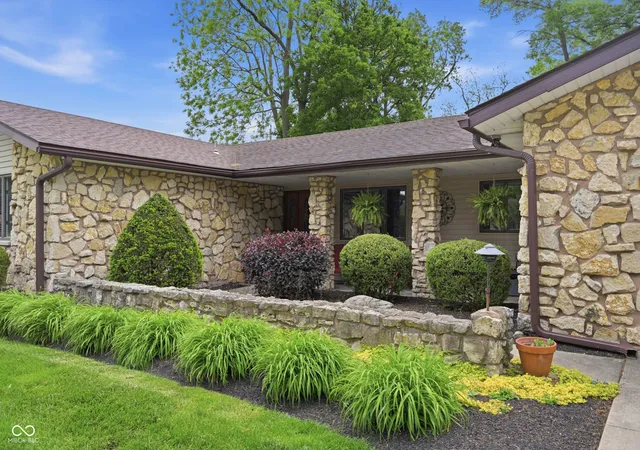 Homes for sale in Muncie, IN | 2215 W Woodmont Dr, Muncie, IN 47304 | MLS# 22103174