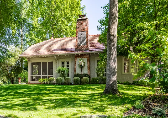 2nd image of 930 E 57th St, Indianapolis, IN 46220 | MLS# 22103255