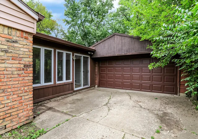 Photo 4 of Sale Pending at 2708 Aurie Dr, Indianapolis, IN 46219 | MLS# 22103594 | Listing updated on 2026-09-26