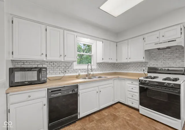 Photo 4 of Sale Pending at 3731 E Rembrandt Dr, Martinsville, IN 46151 | MLS# 22103672 | Listing updated on 2026-08-11