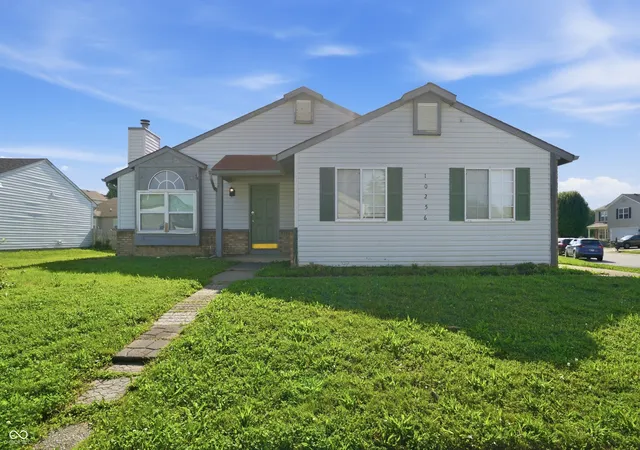 2nd image of 10256 Arapahoe Dr, Indianapolis, IN 46235 | MLS# 22103778
