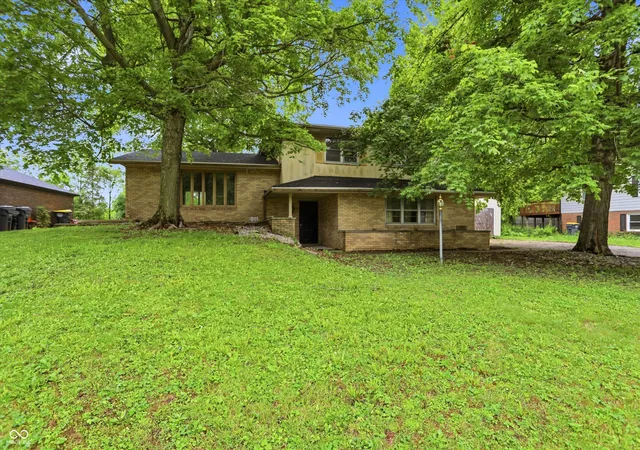 Single family home for sale at 826 Yorkshire Rd, Anderson, IN 46012 | MLS# 22103895