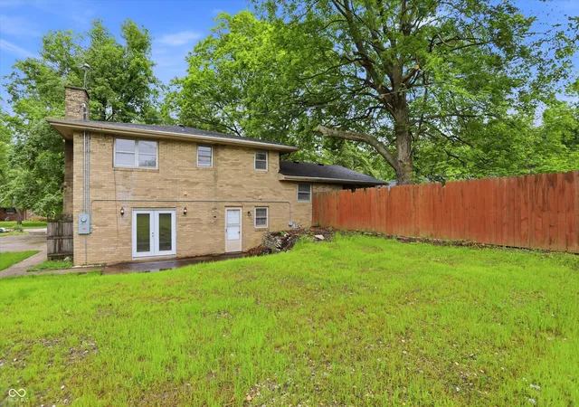 Photo 3 of Single family home for sale at 826 Yorkshire Rd, Anderson, IN 46012 | MLS# 22103895 | Listing updated on 2026-09-25