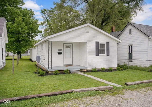 Photo 3 of Single family home for sale at 111 Cleveland St, Columbus, IN 47201 | MLS# 22103905 | Listing updated on 2026-09-21