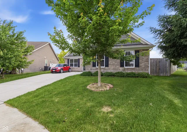 Homes for sale in Indianapolis, IN | 8717 Fielding Ln, Indianapolis, IN 46239 | MLS# 22104068