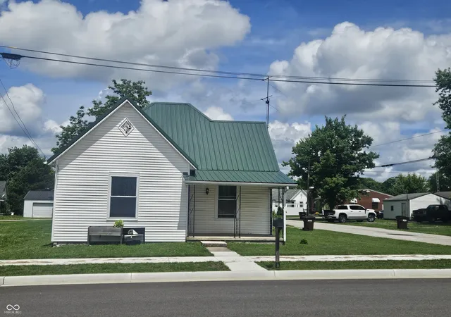 Homes for sale in North Vernon, IN | 104 W Poplar St, North Vernon, IN 47265 | MLS# 22104090