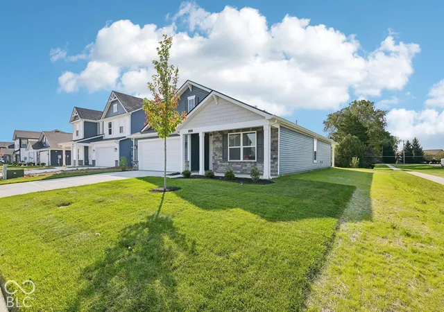 Photo 3 of Single family home for sale at 1271 Phillips Dr, Greenfield, IN 46140 | MLS# 22104149 | Listing updated on 2026-10-06