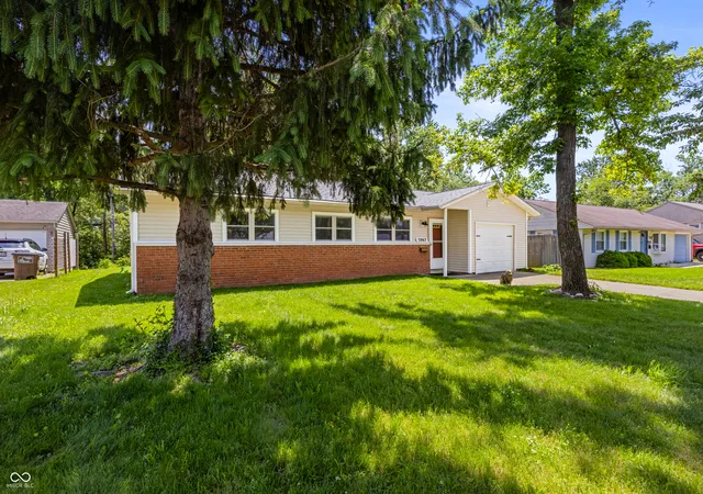 Photo 2 of Sale Pending at 3067 Hawcreek Blvd, Columbus, IN 47203 | MLS# 22104206 | Listing updated on 2026-09-19