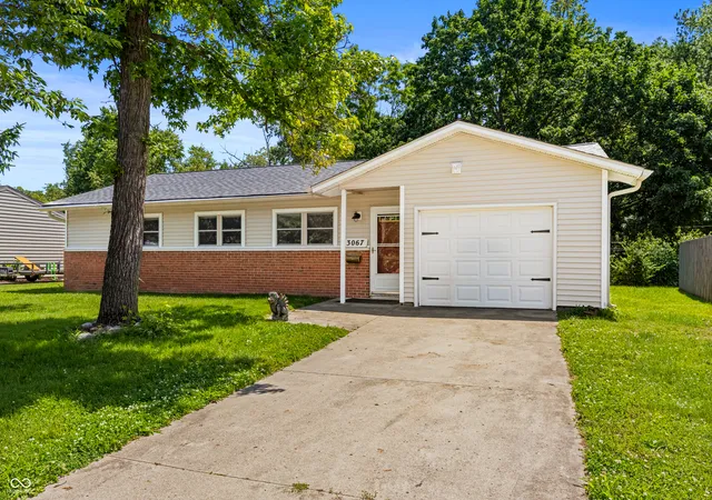Photo 3 of Sale Pending at 3067 Hawcreek Blvd, Columbus, IN 47203 | MLS# 22104206 | Listing updated on 2026-09-19