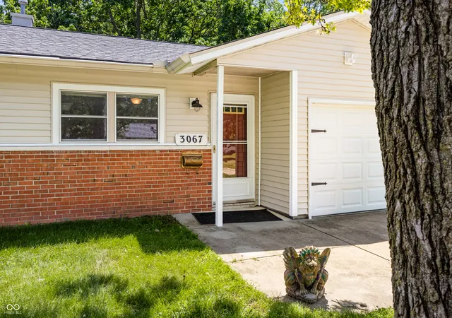 Photo 3 of Sale Pending at 3067 Hawcreek Blvd, Columbus, IN 47203 | MLS# 22104206 | Listing updated on 2026-09-19