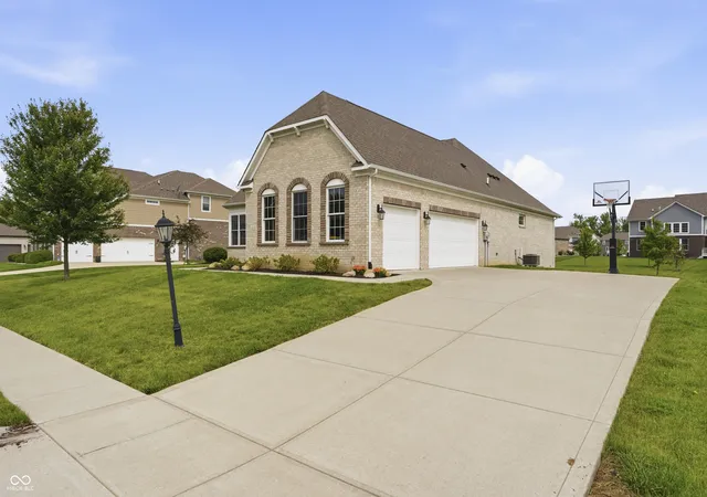 3rd image of 5218 Sweetwater Dr, Noblesville, IN 46062 | MLS# 22104223