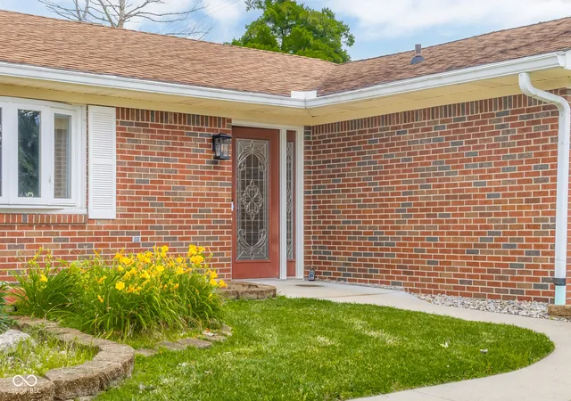 2nd image of 4730 Woodcrest Dr, Columbus, IN 47203 | MLS# 22104239