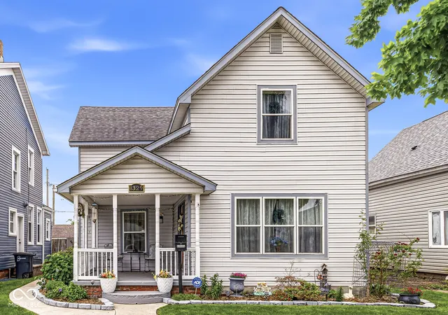 Photo 2 of Single family home for sale at 1329 S G St, Elwood, IN 46036 | MLS# 22104290 | Listing updated on 2026-09-28
