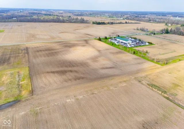 Photo 4 of Sale Pending at 11901 E State Rd 32, Zionsville, IN 46077 | MLS# 22104396 | Listing updated on 2026-10-02