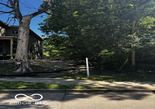 3rd image of 1527 E 12th St, Indianapolis, IN 46201 | MLS# 22104425