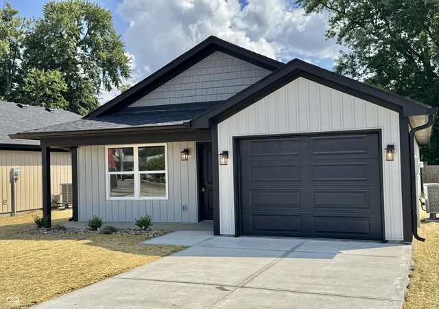 1st image of 1024 Avenue B St, Greencastle, IN 46135 | MLS# 22104566