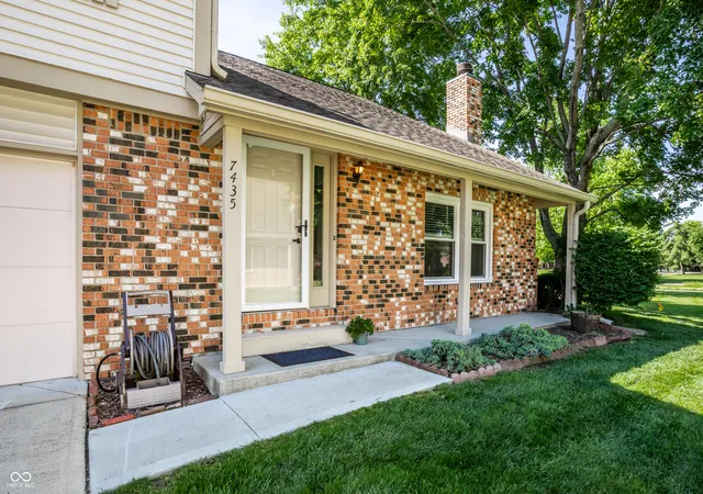 2nd image of 7435 Prairie Lake Dr, Indianapolis, IN 46256 | MLS# 22104661
