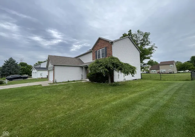 Photo 4 of Single family home for sale at 10522 Creekside Woods Dr, Indianapolis, IN 46239 | MLS# 22104813 | Listing updated on 2026-09-23