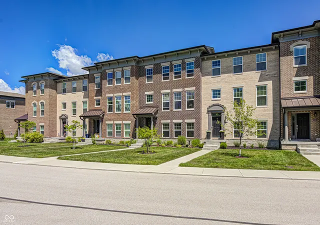2nd image of 896 Yorkshire Ln, Zionsville, IN 46077 | MLS# 22104981