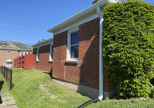 Photo 1 of Single family home for sale at 611 Chestnut St, Anderson, IN 46012 | MLS# 22105027 | Listing updated on 2026-09-18