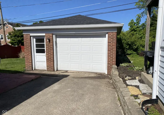 Photo 2 of Single family home for sale at 611 Chestnut St, Anderson, IN 46012 | MLS# 22105027 | Listing updated on 2026-09-18