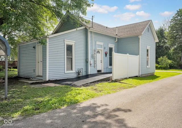 Homes for sale in Columbus, IN | 1617 Lafayette Ave, Columbus, IN 47201 | MLS# 22105094